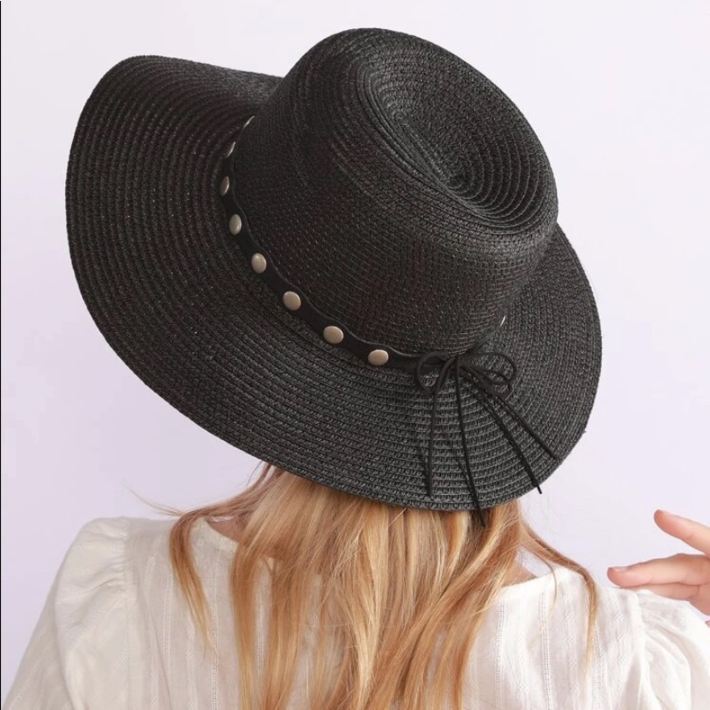 Boho/ Western straw hat w/ faux leather strap around it - Picture 7 of 9